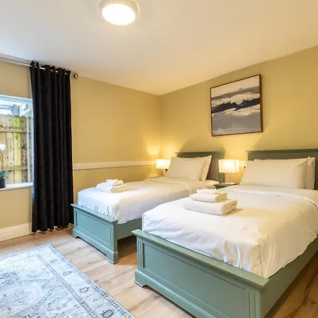 Whitegates Отель *