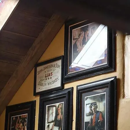 Hotel Tigh Mary Donals Bar & Rooms At Whitegates