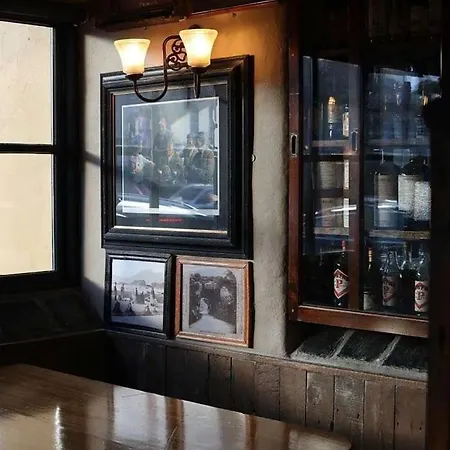 Tigh Mary Donals Bar & Rooms At Whitegates Hotel